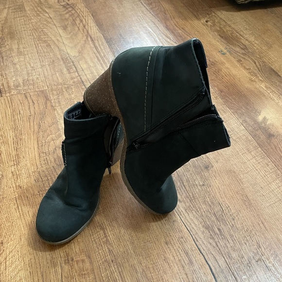 Woman’s Clark’s Ankle Booties - Picture 3 of 10